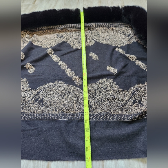 La Fiorentina Embellished Faux Fur Shawl Wrap Ruana Black Gold Tassels Soft Warm - Picture 4 of 6